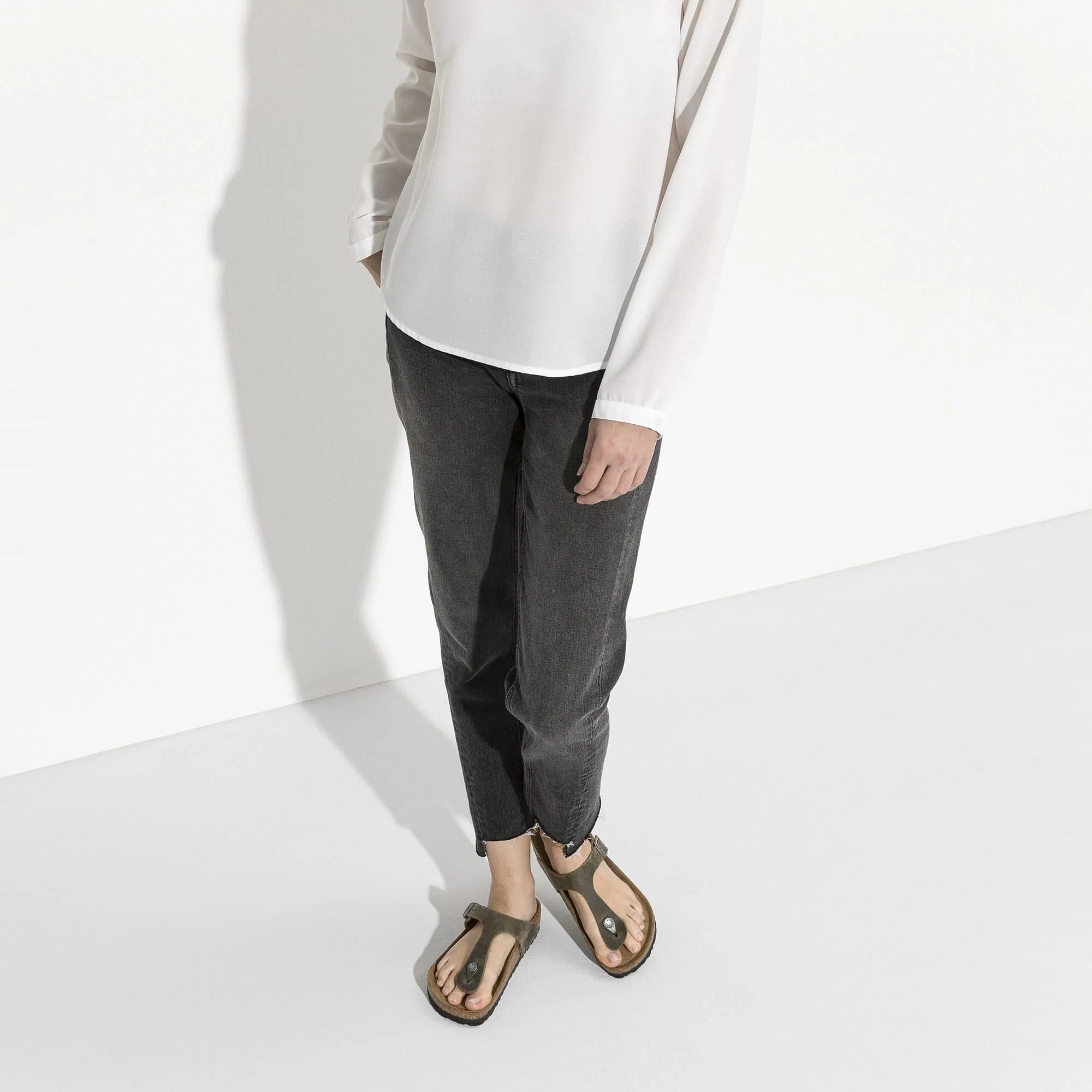 BIRKENSTOCK Moss Olive Oiled Leather Gizeh Sandals