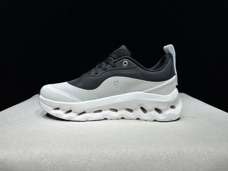 On Cloudstrider Dynamic Motion Sneakers