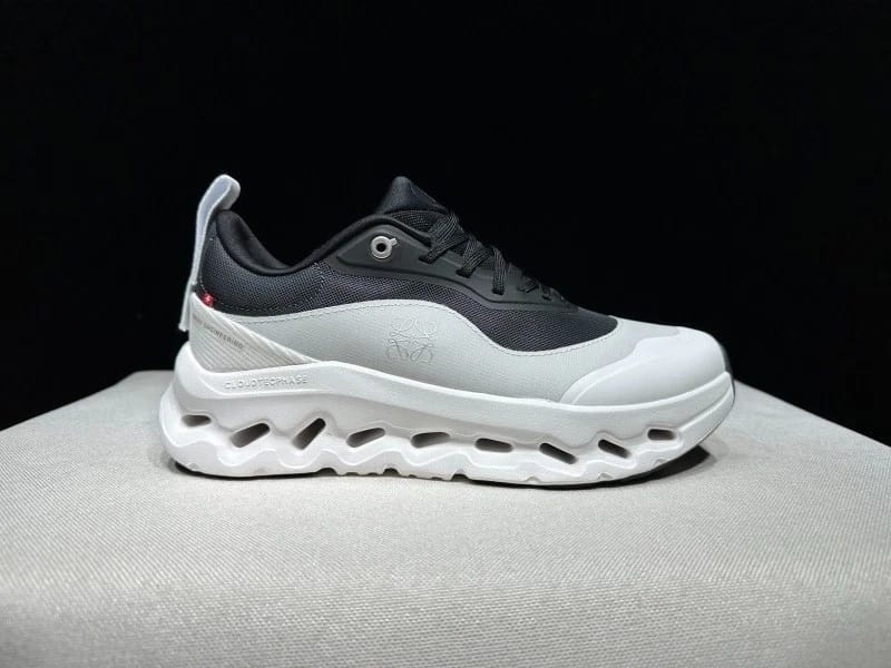 On Cloudstrider Dynamic Motion Sneakers