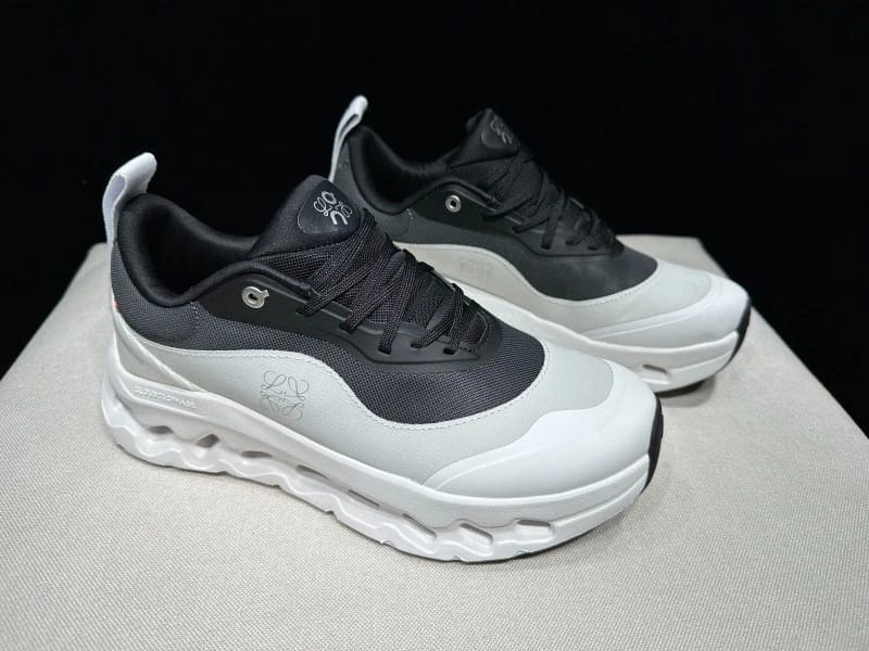 On Cloudstrider Dynamic Motion Sneakers